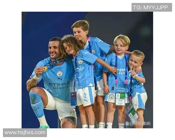 蓝色短袜足球明星背后的故事与成就揭秘